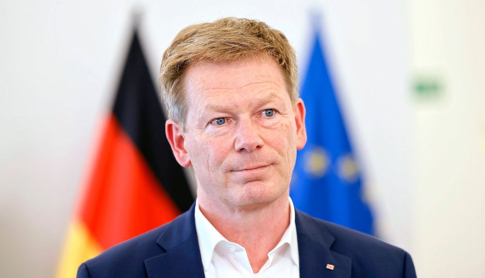 Berlin (dpo) - Na endlich! Mit einer rekordverdächtigen Verspätung von mehreren Jahren ist heute Bahnchef Richard Lutz von seinem Posten entlassen wor