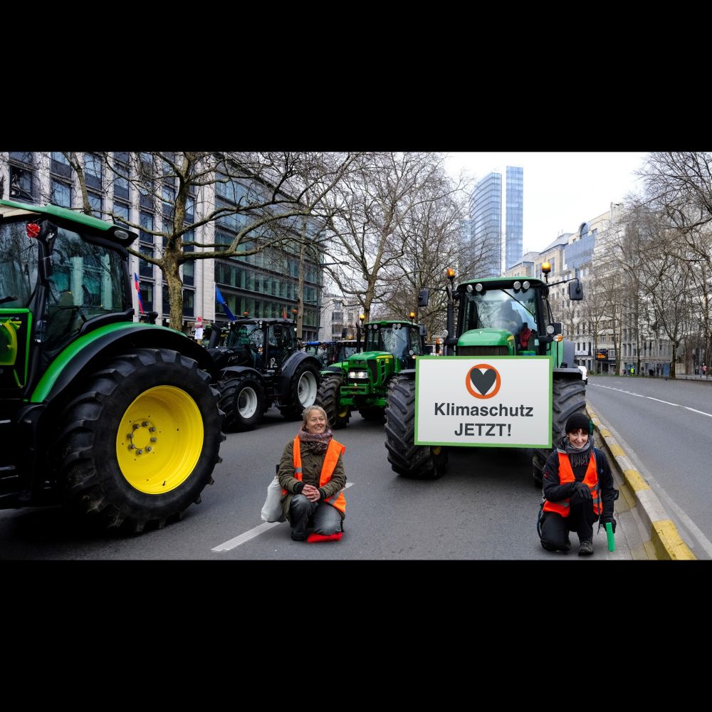 Letzte Generation blockiert Verkehr ab sofort mit Traktoren, weil das offenbar für alle in Ordnung ...