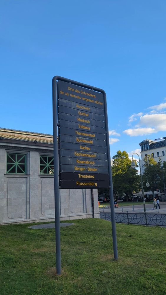 Foto eines Aufstellers in Berlin mit folgendem Text:
Orte des Schreckens

die wir niemals vergessen dürfen

Auschwitz

Stutthof

Maldanek

Treblinka

Theresienstadt

Buchenwald

Dachau

Sachsenhausen

Ravensbrick

Bergen-Belsen

Trostenez

Flossenbürg