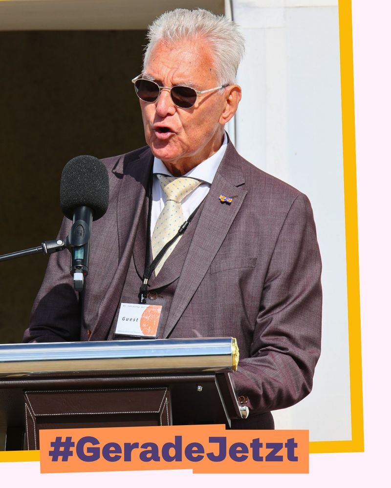 Ein Bild von Dik de Boef, Präsident des Internationalen Sachsenhausen Komitees, bei seiner Ansprache zum 80. Jahrestag der Befreiung der Häftlinge des KZ Sachsenhausen. 