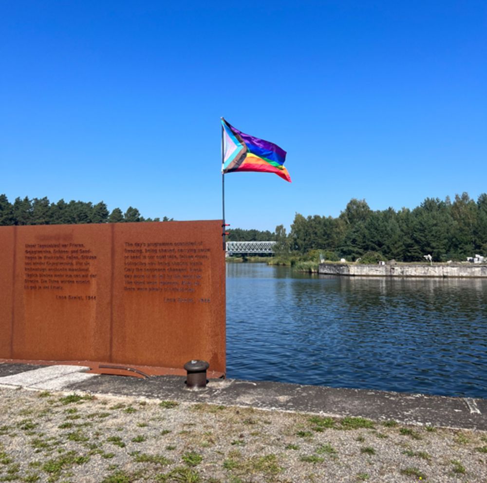 Das Bild zeigt eine LBTQIA+-Flagge am Gedenkort Außenlager Klinkerwerk, aufgenommen bei der letzten Gedenk.Feier 2024.