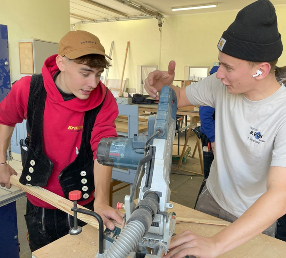 In der Werkstatt der Gedenkstätte fertigen die Auszubildenden ein Tor und eine Tür für den Industriehof an (Foto: Alwin-Lonke-Schule).