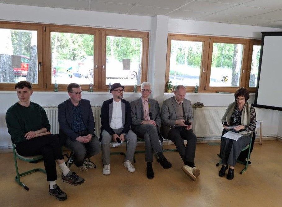 v. l.n.r.: Antonius Milsch, Finn Jungenkrüger (Studenten der HU-Berlin), Bürgermeister Heiko Richter, Dr. Tom Schaak, Prof. Dr. Axel Drecoll bei der Podiumsdiskussion
