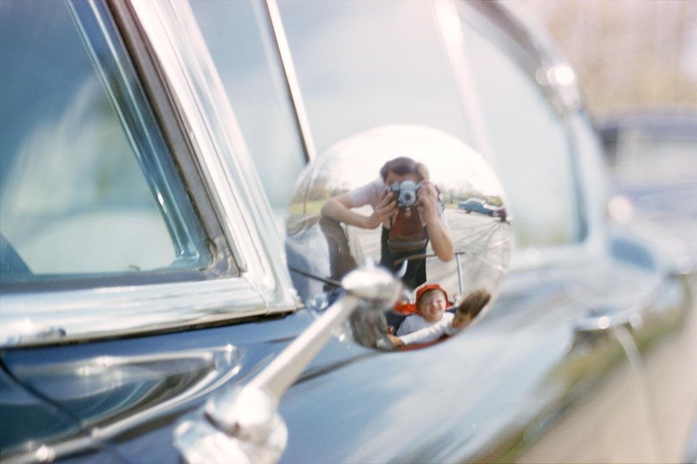 Spiegelselfie Rückspiegel eines Autos