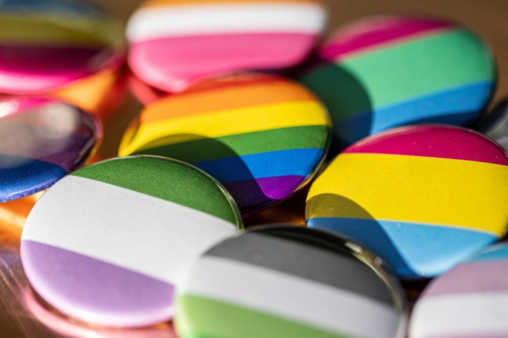Bild mit pride Flag buttons
Marek Studzinski - Pixabay