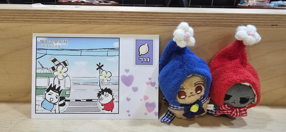 센루크민 기념 엽서와 피크민 모자를 쓴 센루 인형