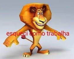 Modelo em 3D do leão da animação Madagascar em pose neutra, com uma expressão perdida no rosto com o texto ESQUECI COMO TRABALHA em vermelho por cima