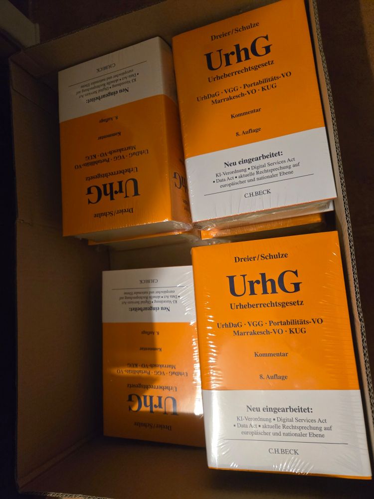 Das Bild zeigt einen Karton, in dem mehrere neue Exemplare des Buches Dreier/Schulze,  UrhG, 8. Auflage, liegen. 