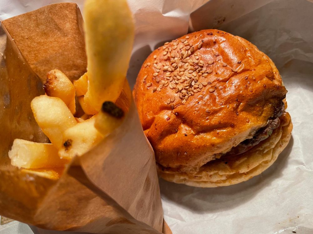 高級ハンバーガーとフライドポテト（これで1300円）
