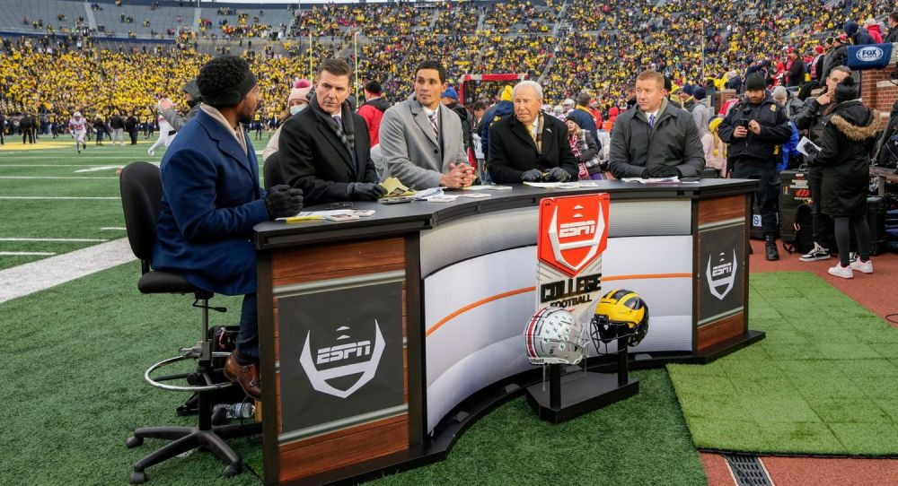 Michigan fans calling for boycott of College GameDay amid sign-stealing investigation