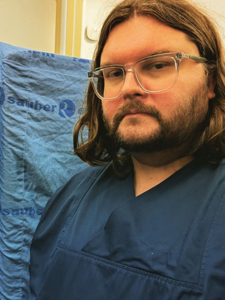 Ich in blauen Kasacks, nicht lächelnd. 