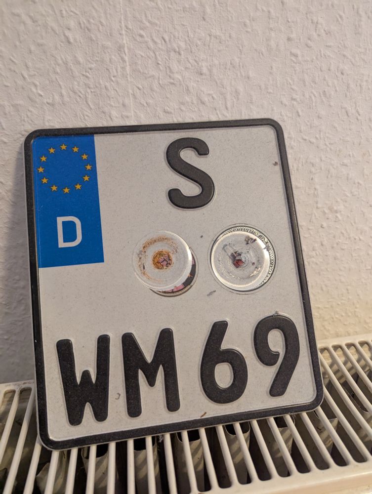 Ein Nummernschild mit S für Stuttgart und darauf folgend WM 69 