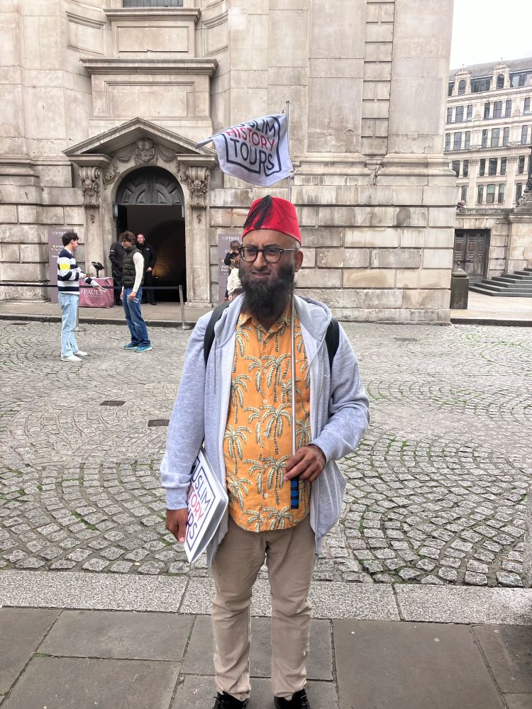 AbdulMaalik Tailor, the 🇬🇧’s first qualified Muslim tour guide, in St. Paul’s churchyard, during his Muslim History Tour of London