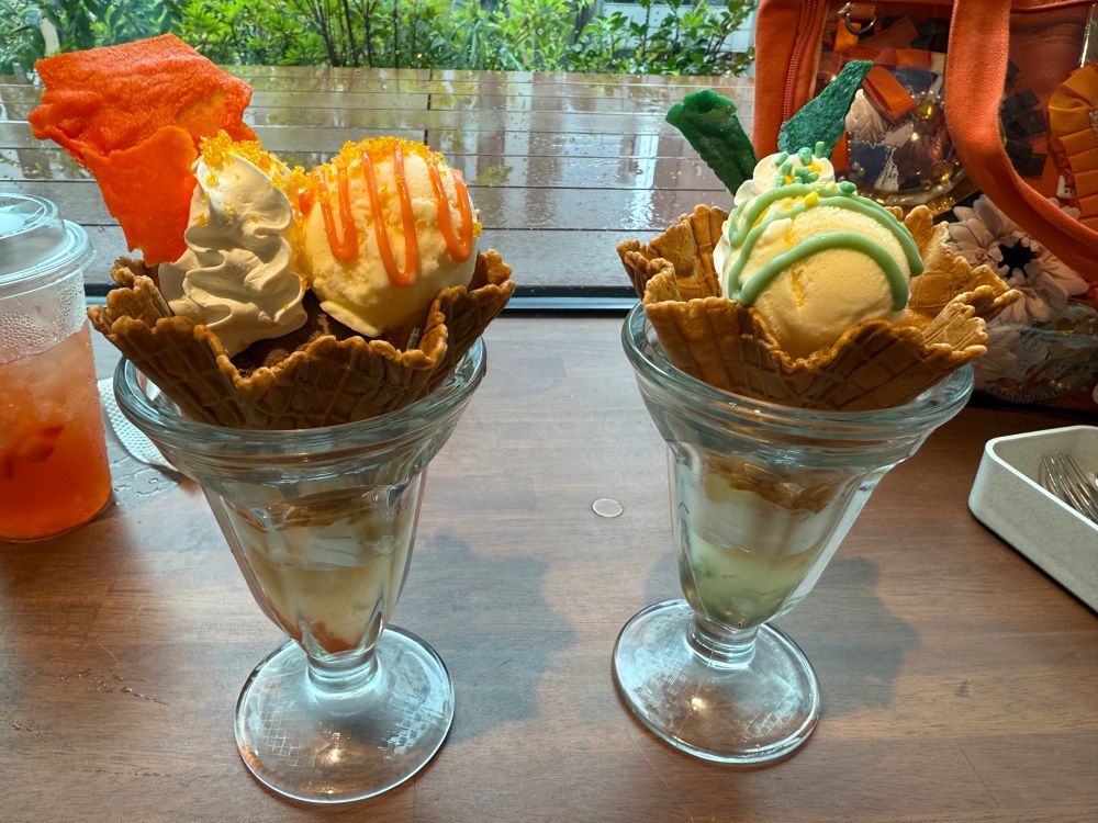 パフェ2個は余裕で食べれたけど…制限時間一時間でフードとこれを食べるのは至難の業かも
ワッフルが食べにくい