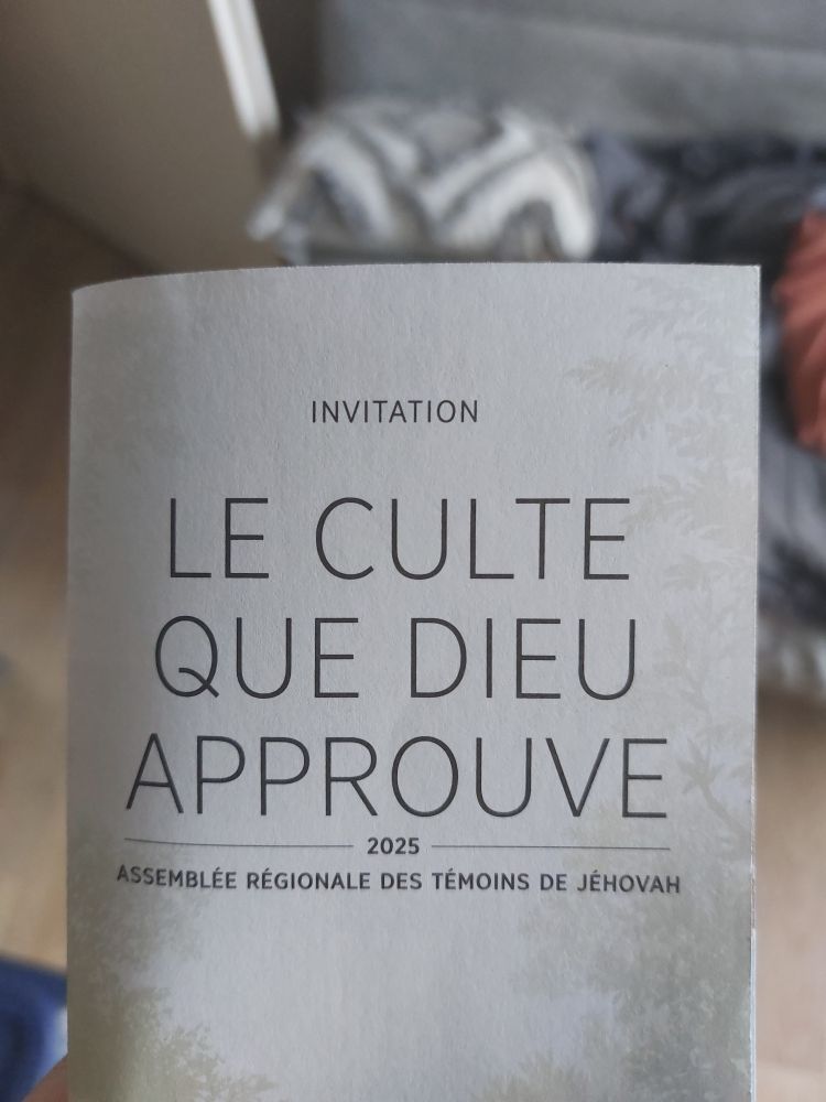 Photo d'un flyer avec écrit en noir sur fond blanc : Invitation, le culte que dieu approuve, 2025, assemblée régionale des témoins de Jéhovah 
