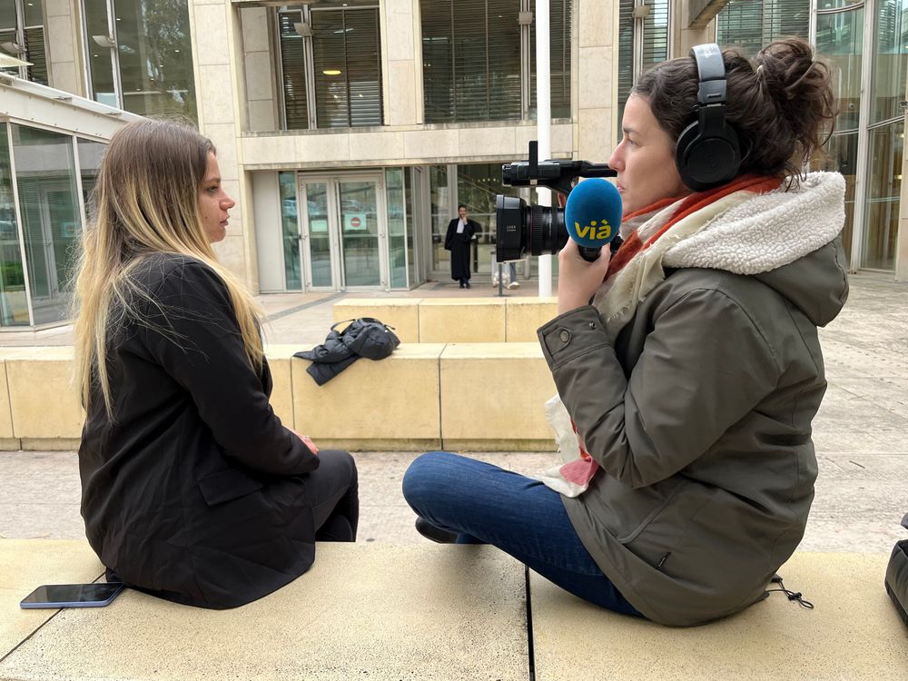 Photo devant le tribunal judiciaire de Montpellier mardi 18/02/2025 :

- Eva et Justine Barraud, journaliste Vià Occitanie

pour l'audience d'homologation de la comparution sur reconnaissance préalable de culpabilité (CRPC) ou "plaider-coupable" de Robert Ménard, maire de la ville de #beziers pour le refus de mariage du 7/07/2023. Le procureur et Robert Ménard ne s'étant pas entendus sur la peine, rendez-vous en correctionnelle à une date ultérieure