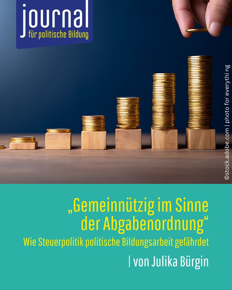 Gestapelte Münzstapel auf kleinen Holzblöcken steigen von links nach rechts an. Eine Hand legt eine weitere Münze auf den höchsten Stapel. Symbolisiert wachsenden Finanzbedarf. Textüberlagerung unten: „Gemeinnützig im Sinne der Abgabenordnung. Wie Steuerpolitik politische Bildungsarbeit gefährdet | von Julika Bürgin“.