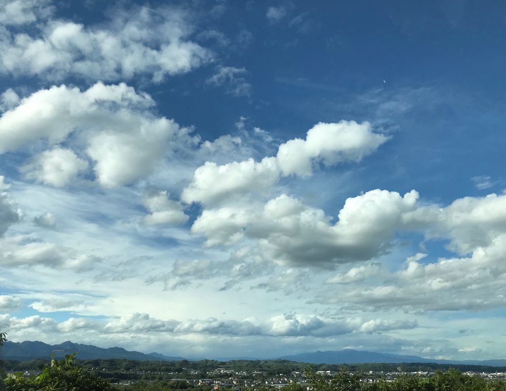 ある夏、坂城へ向かう道中。車の中から撮った空。肉眼では地上に出来た雲の影が見えていたけど、それよりも空と雲が綺麗でずっと眺めていた。