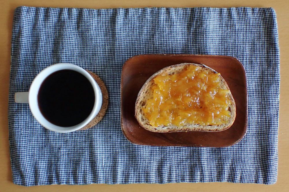 ライ麦パンのトーストにオレンジマーマレード、コーヒー