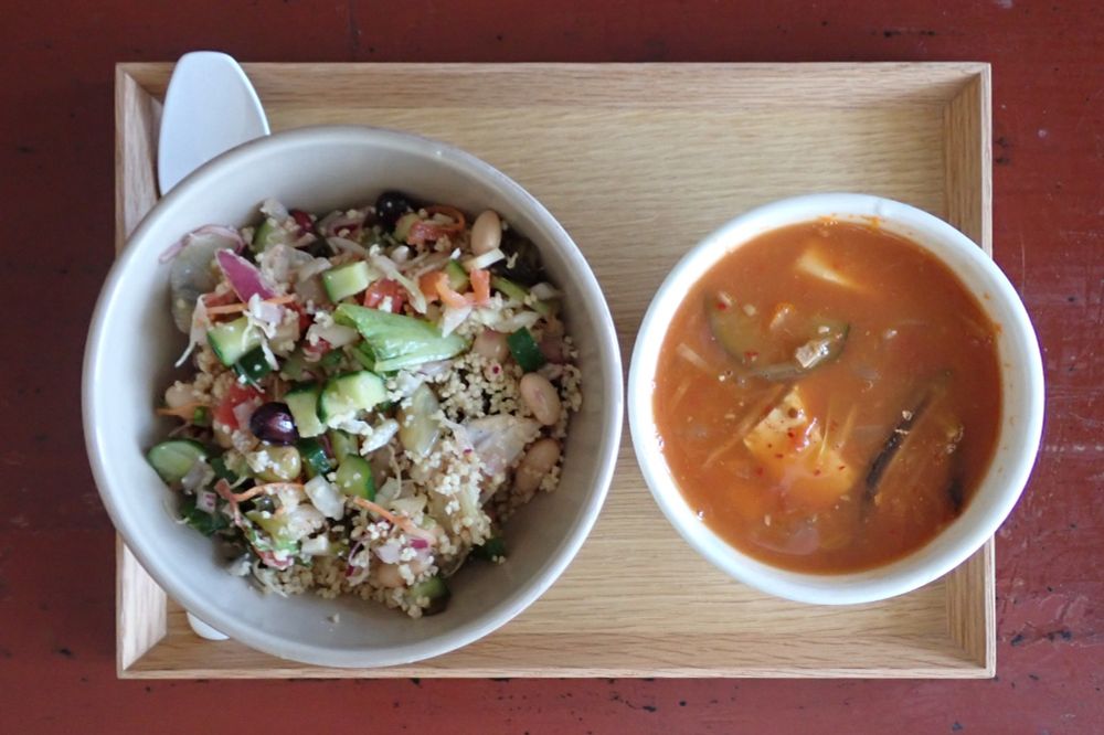 野菜と豆と海藻のサラダに全粒粉クスクス、キムチスープ