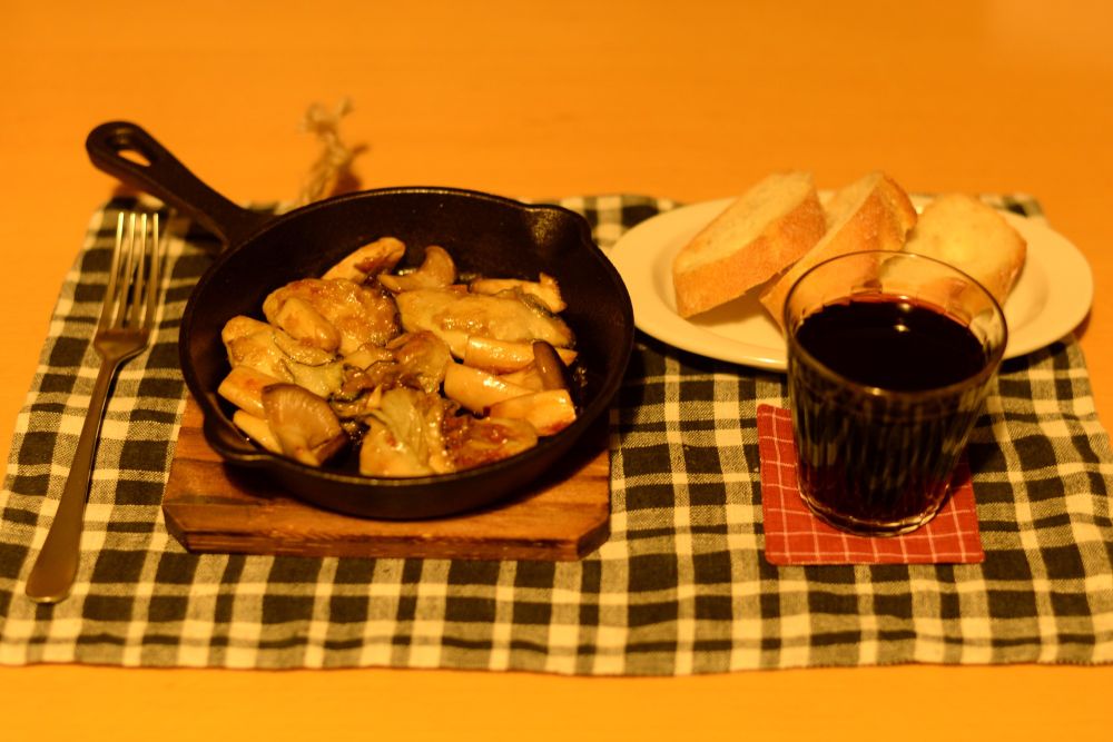 牡蛎とエリンギのバター醤油焼き、バゲット、赤ワイン。