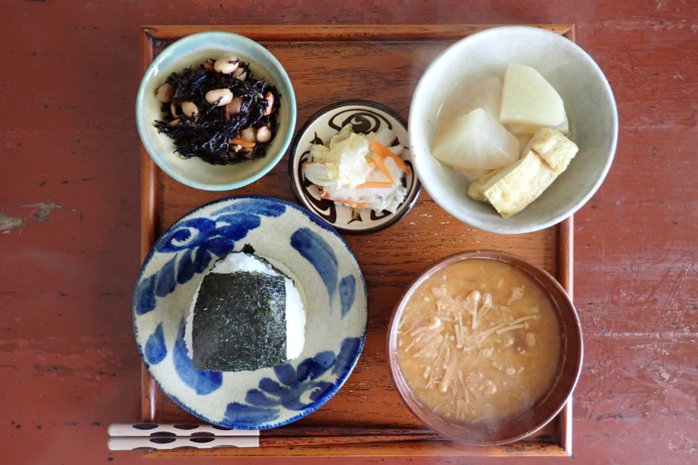 ひじき豆、大根とお揚げの炊いたの、白菜とにんじんのとぎ汁漬け、さばそぼろの海苔巻きおむすび、えのきたけのおからスープ