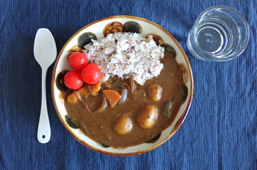 雑穀飯に3日目のカレー、ミニトマト、常温の水