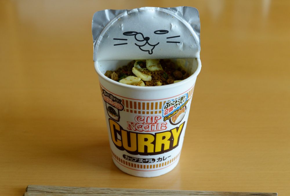 フタ裏にふざけた猫の顔が描かれた日清カップヌードルカレー