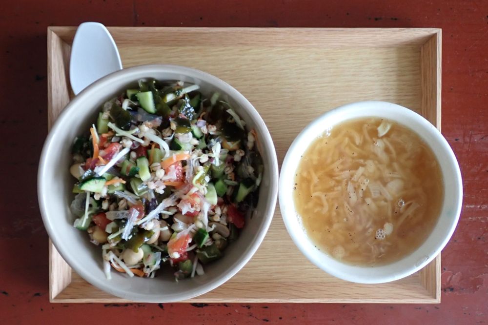 きのうつくった紫もち麦入りサラダ、市販のフライドオニオンをもうちょっと炒めるか煮込むかした方がよかった玉ねぎスープ