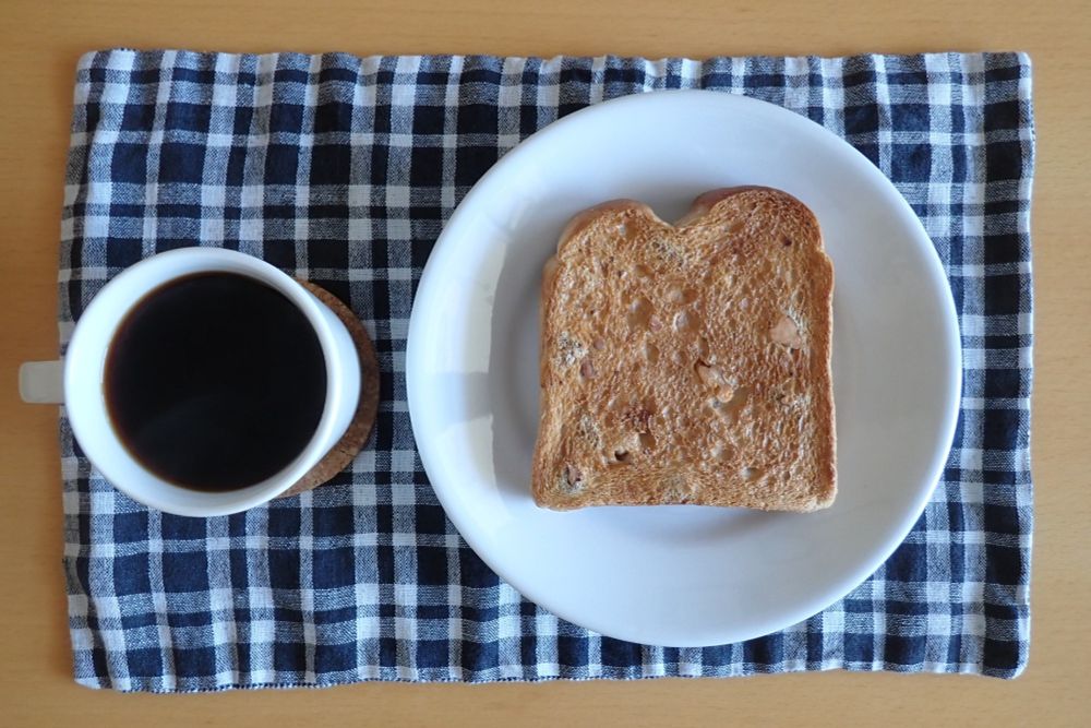 コーヒー、くるみ食パンのトースト