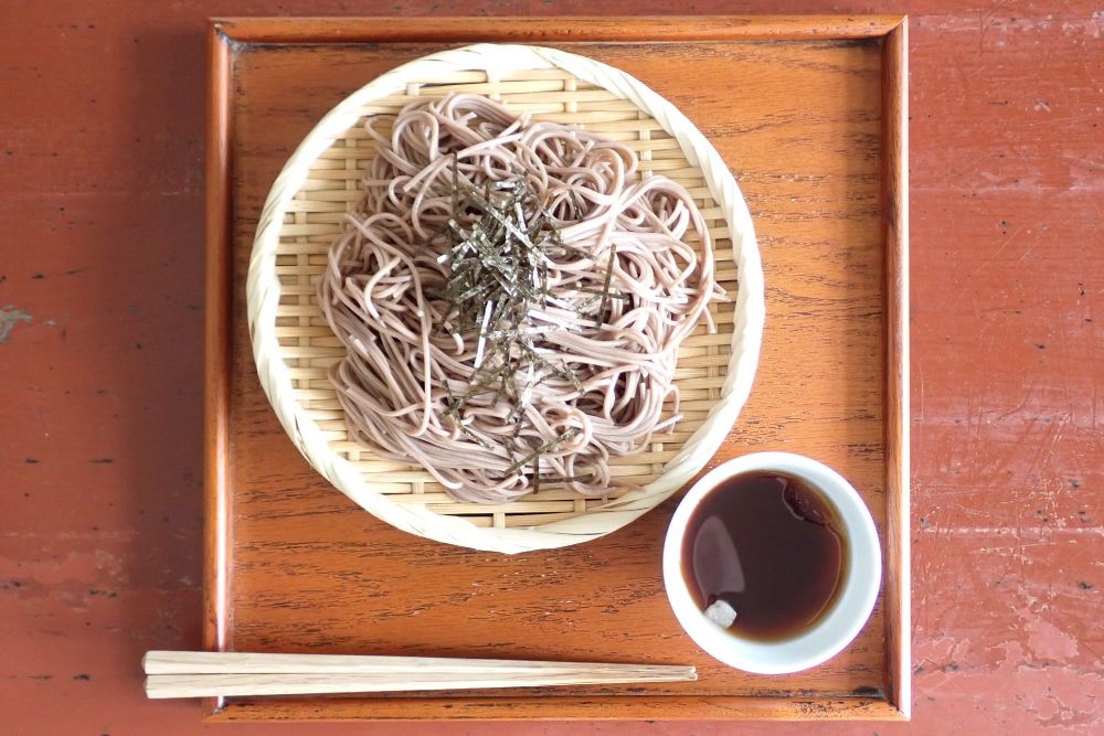 乾麺を茹でたそば（刻み海苔トッピング）、あごだし使用のつゆ