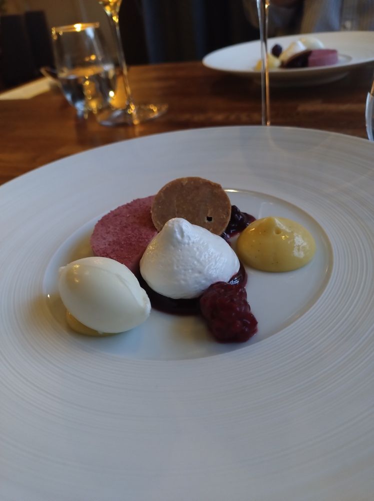 Mousse mûre et orange sur un lit de mûres macérées et de crème d'orange