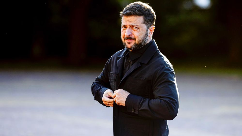 "It would be a good sign for peace" if Zelensky wore a suit, a Trump adviser said.