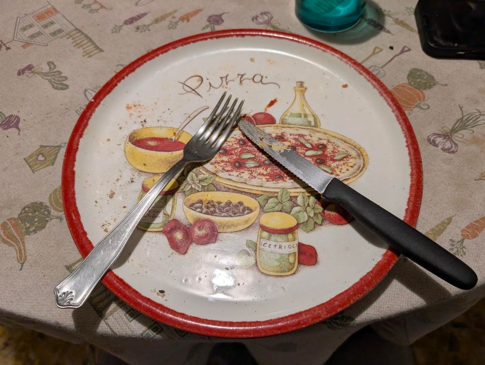 The empty pizza plate. The pizza has been roto-translated into my stomach