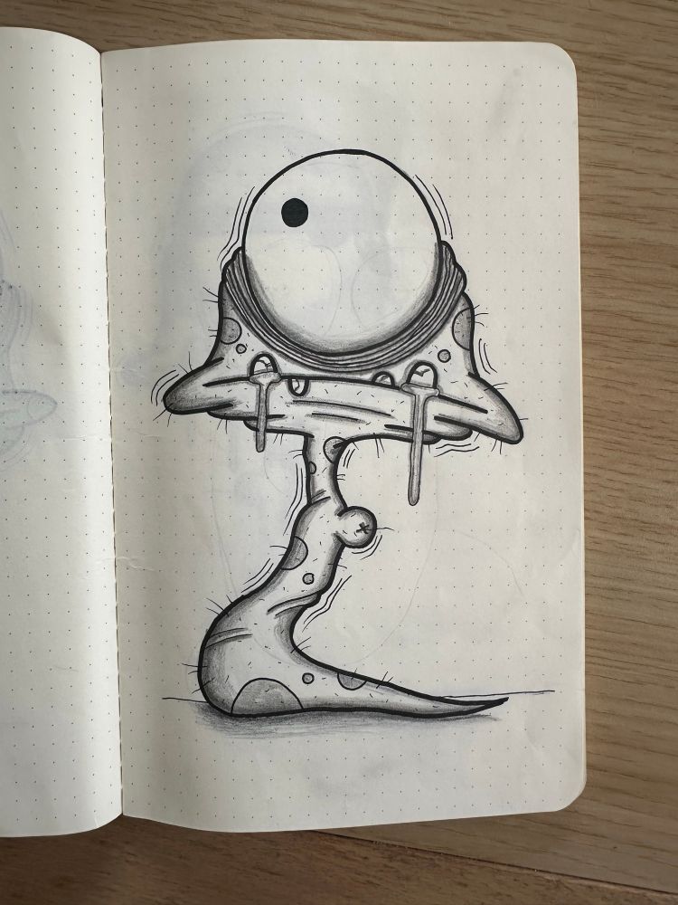 Illustration in einem gepunkteten Notizbuch: Eine surreal wirkende Kreatur mit wurmartigem, leicht gebogenem Körper steht aufrecht. Die Konturen sind mit schwarzem Fineliner gezeichnet, die Schattierungen sind in Bleistift ausgeführt. Der Kopf besteht aus einem einzelnen, sehr großen Auge mit dunklen Augenringen. Unter dem Auge befindet sich ein breites, waagerechtes Maul mit sichtbaren Zähnen. Mehrere Fäden von Speichel tropfen aus dem Mund herab. Der Körper ist schleimartig mit organischen Beulen, kleinen Poren und feinen Strichtexturen schattiert. Eine leichte Bodenschattenlinie stabilisiert die Figur.