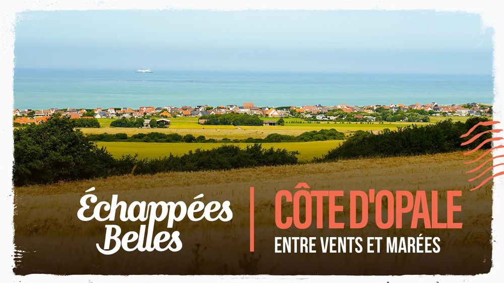 Picture of a French village along the opal coast, the coastal region in northern France on the English channel.
From the bottom to the top, you can see yellow agricultural parcels split by green trees; the white houses of the village with their red roofs; the opal blue of the sea, almost merging with the lighter blue of the sky above.
Is written on the picture: "Échappées belles - Côte d'Opale - Entre Vents et Marées", which stands for "Beautiful Escapes - Opal Coast - Between Winds and Tides"