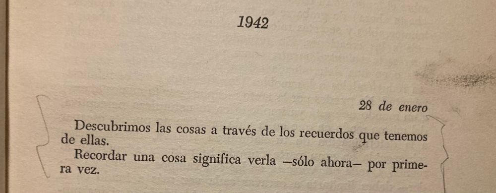 Un fragmento del diario de Cesare Pavese que dice “Descubrimos las cosas a través de los recuerdos que tenemos
de ellas.
Recordar una cosa significa verla -sólo ahora- por primera vez”