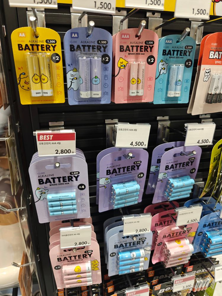 雑貨屋さんで販売しているAA電池。どれも可愛いキャラクターが描かれていて、色も様々。
