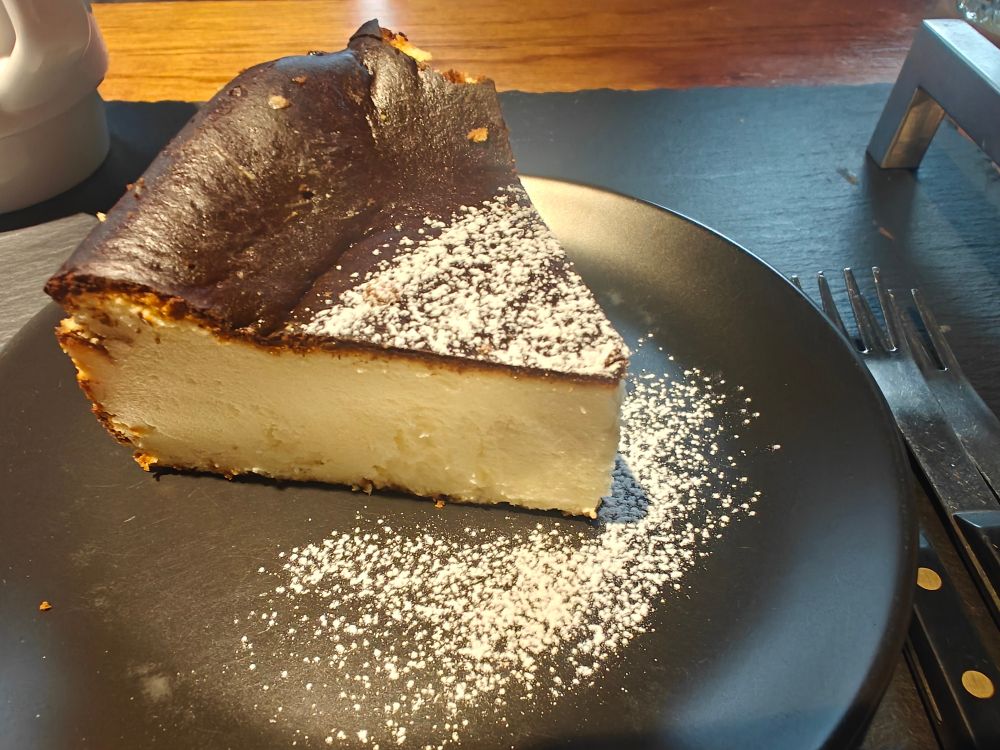 バスクチーズケーキ。
中が滑らかで口の中にとろけて、味も食感も最高でした