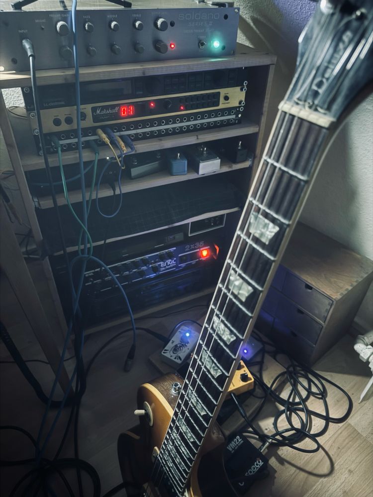 Ein Bild einer E-Gitarre mit verschiedensten Equipment