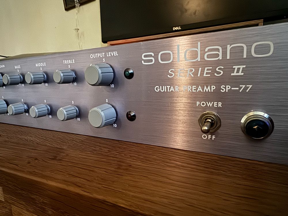 Gitarrenpreamp Soldano SP-77, Series 2, Japan Version, im Halbprofil fotografiert.