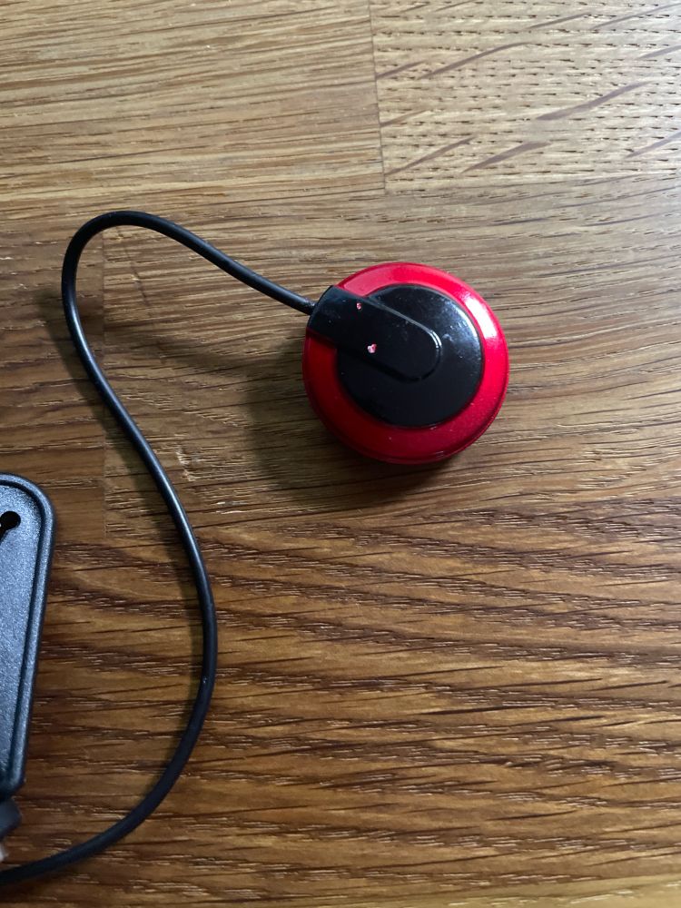 Das Bild eines roten Kontaktmikrofons