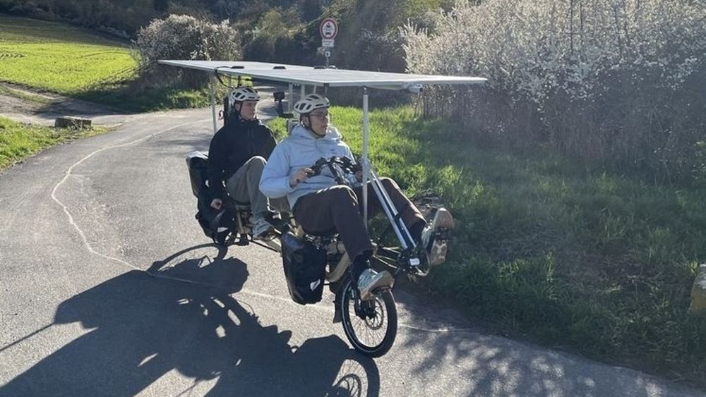 Solarbike: 19-Jähriger 'Sonnenradler' auf dem Weg zur Sahara