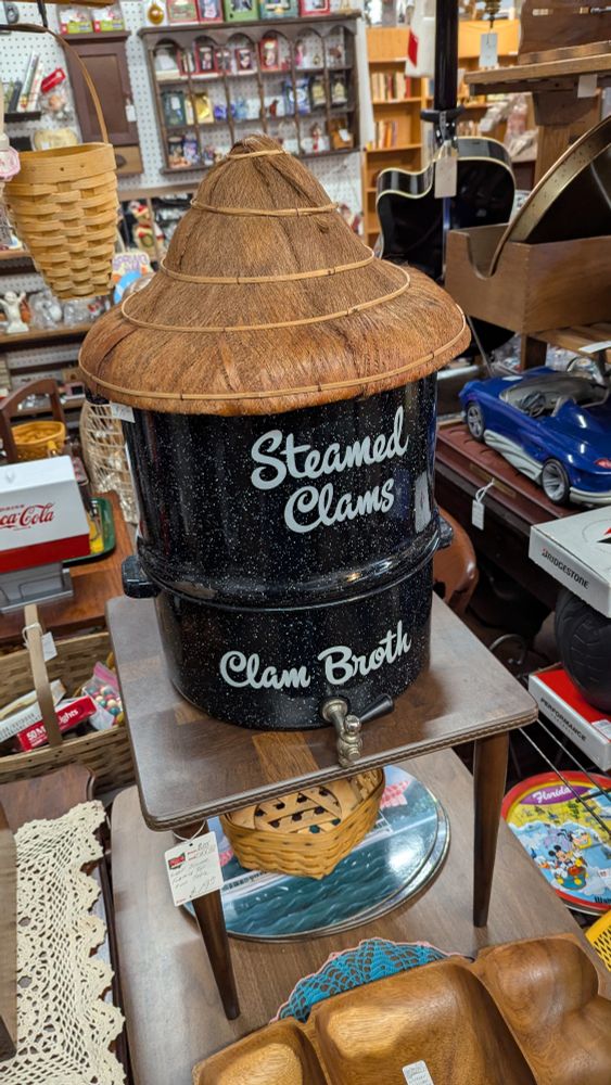 Steamed clams broth dispenser 