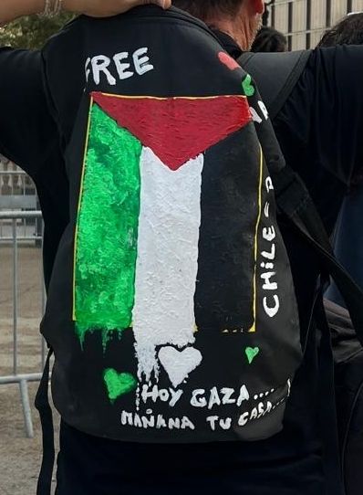 Zoom at the Palestine backpack saying in Spanish: "Today Gaza, tomorrow your house"