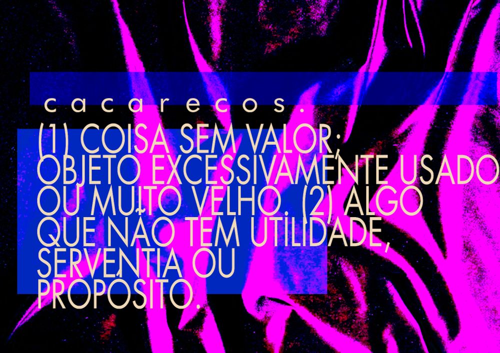 Página 01. Texto: "cacarecos. (1) coisa sem valor; objeto excessivamente usado ou muito velho. (2) algo que não tem utilidade, serventia ou propósito." Letras esticadas, finas, brancas. Fundo com textura de veludo em roxo e azul, em tons distorcidos e artificiais aos olhos humanos. 