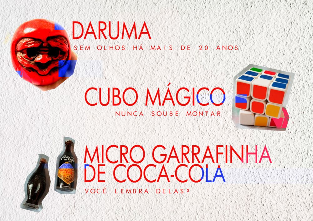 Página 02. Texto: "Daruma: sem olhos há mais de 20 anos. Cubo mágico: nunca soube montar. Micro garrafinha de coca-cola: você lembra delas?". Fundo: parede granulada. Ao lado de cada item, a imagem: um daruma (cabeça vermelha esculpida sem olhos), um cubo mágico e duas garrafinhas de coca-cola dispostas pelo painel. Letras são estreitas, vermelhas, finas. Há azul aqui e ali. 