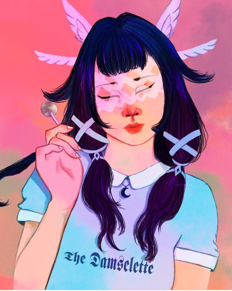 Fanart de Columbina (Genshin Impact). Ela é branca, e está segurando um pirulito em formato de lua. Usa camiseta azul onde tá escrito The Damselette. Seus cabelos estão presos em duas mechas laterais e adornados com faixas brancas formando um X. Ela tem a expressão séria, olhos fechados, a parte superior do rosto coberta por uma faixa semi transparente e vazada. Adornos em forma de asas duplas aparecem em sua cabeça. 