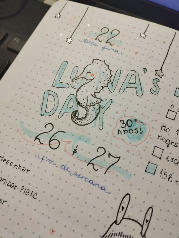 No dia 22 de agosto, desenho de um cavalo marinho fofinho em azul e atrás dele, escrito "Luna's Day! 30 anos"