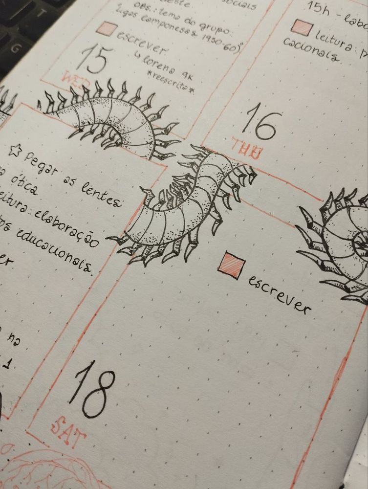 Desenho de uma longa centopeia se entrelaçado aos retângulos representativos dos dias da semana, em nanquim. 